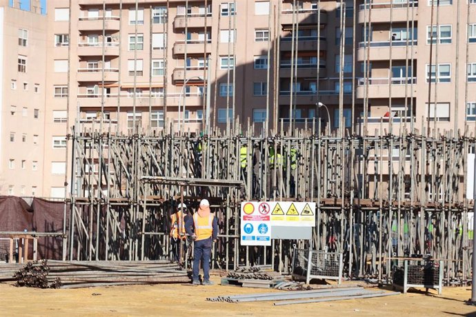 Estado actual del montaje de la estructura de la portada de la Feria de Abril de Sevilla. 