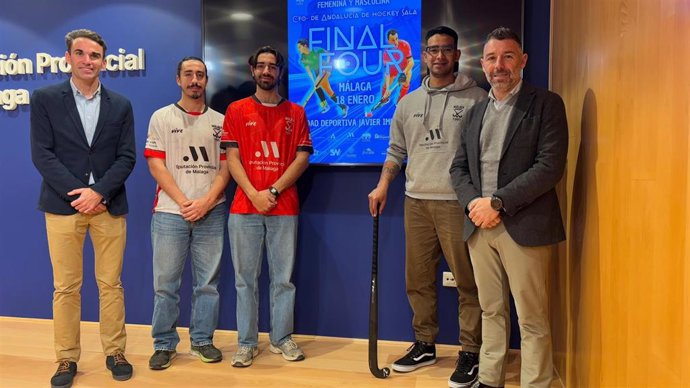 El diputado de Deportes, Juan Rosas, junto al director de Deportes del Ayuntamiento de Málaga, Daniel Pérez; el edil de Deportes de Moclinejo, Jorge Molina; el secretario de la Federación Andaluza de Hockey, Sergio Torralbo; y Juanma Requena.