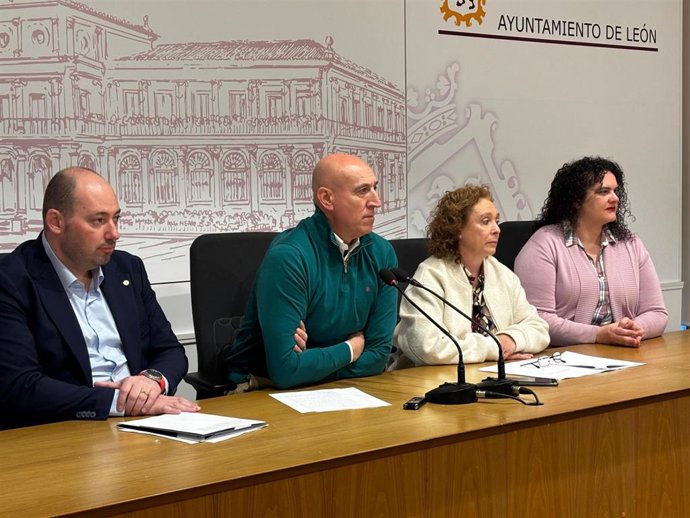 El alcalde de León este jueves junto a los responsables de Cáritas y Cruz Roja en la ciudad