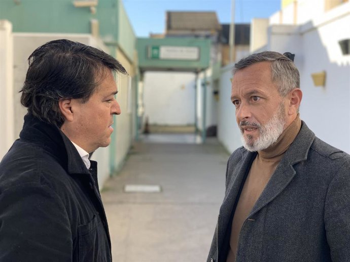 El portavoz socialista en Coria (i), junto al número 2 del PSOE provincial.