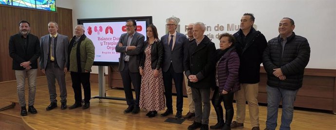 El consejero de Salud, Juan José Pedreño, y el coordinador regional de trasplantes, Ricardo Robles, presentan el análisis anual de datos ofrecido por la Organización Nacional de Trasplantes , acompañados de asociaciones de pacientes