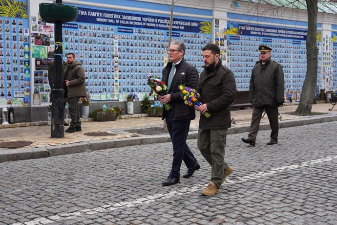 16 January 2025, Ukraine, Kyiv: Prime Minister Keir Starmer and Ukrainian President Volodymyr Zelensky lay flowers at The Wall of Remembrance of the Fallen for Ukraine in at St Michael's Square. The 100 Year Partnership includes defence and scientific col