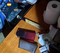 Detenido un hombre por irrumpir en una vivienda de Maó con un hacha