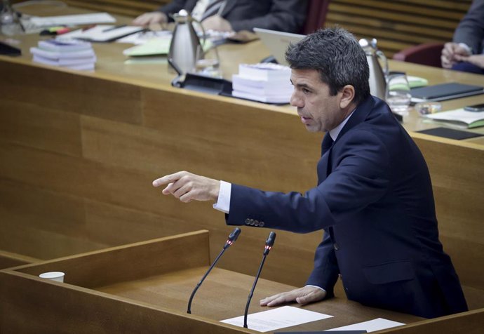 El 'president' Carlos Mazón en el pleno de Les Corts