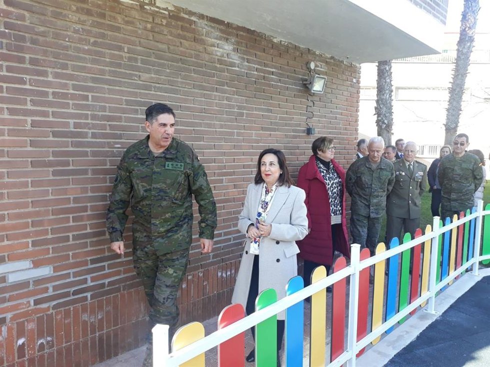 Margarita Robles durante su visita a la Residencia Militar de Castelló