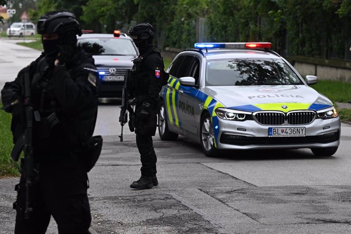 Archivo - 18 May 2024, Slovakia, Pezinok: Police officers stand guard at the Specialized Criminal Court, where the interrogation of the accused of the assassination of Prime Minister Robert Fico should take place. Photo: ?álek Václav/CTK/dpa