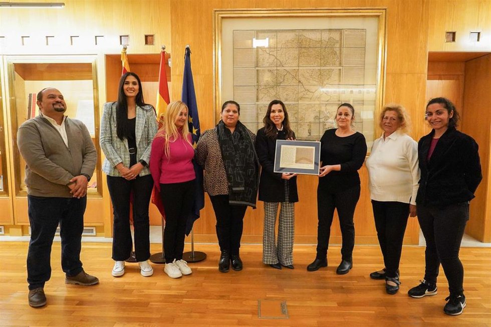 Marta Fernández junto a representantes del pueblo gitano en Aragón en la capilla de San Martín de las Cortes autonómicas.