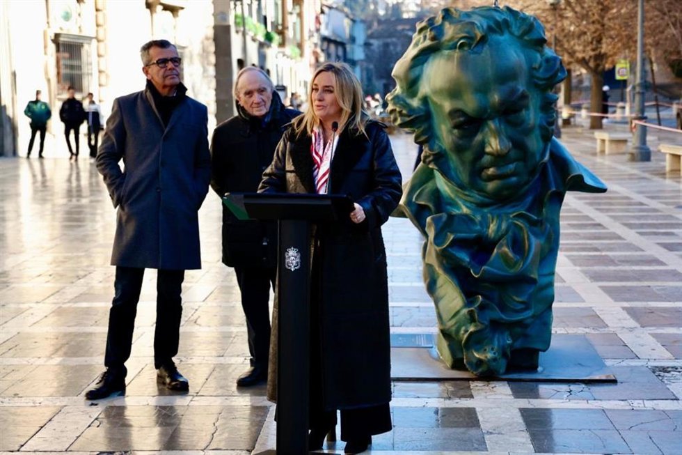 La alcaldesa de Granada, Marifrán Carazo, comparece ante los medios en Plaza Nueva en presencia de, a la izquierda en la imagen, el concejal de Cultura, Juan Ramón Ferreira, y el presidente de la Academia de Cine, Fernando Méndez-Leite