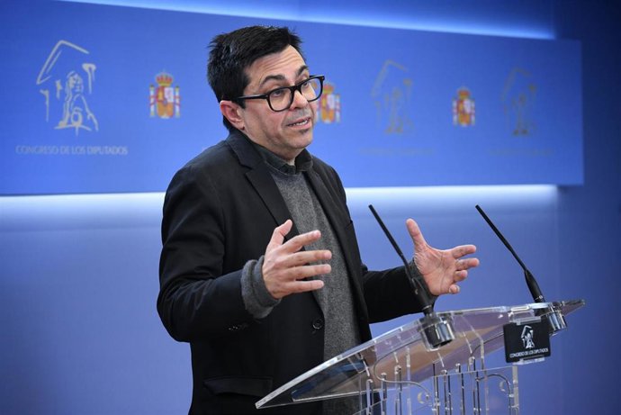El secretario primero de la Mesa del Congreso, Gerardo Pisarello, ofrece una rueda de prensa tras una reunión de la Mesa del Congreso, en el Congreso de los Diputados, a 15 de enero de 2025, en Madrid (España). La Mesa del Congreso se ha reunido para, ent