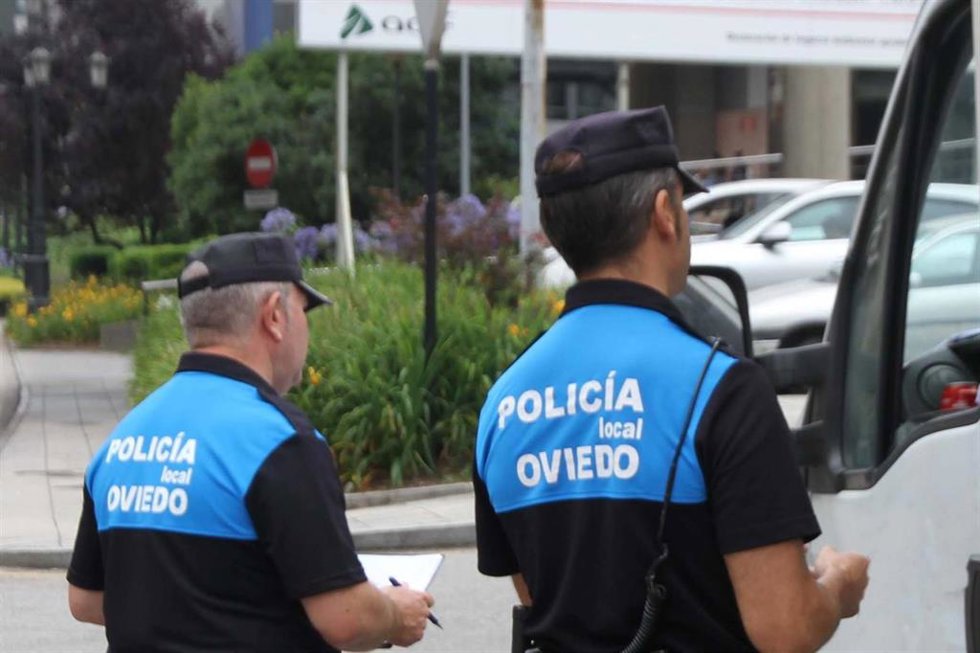 Archivo - Agentes de la Policía Local de Oviedo.