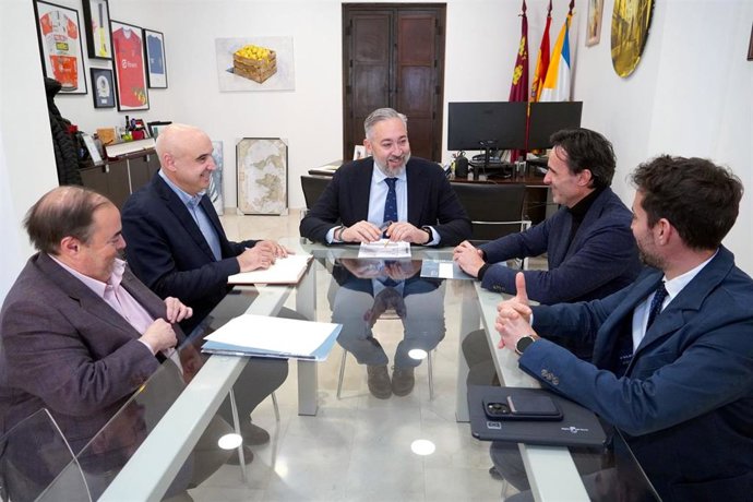 El consejero de Fomento e Infraestructuras, Jorge García Montoro, y el alcalde de Santomera, Víctor Martínez, durante la reunión mantenida sobre la autovía RM-1