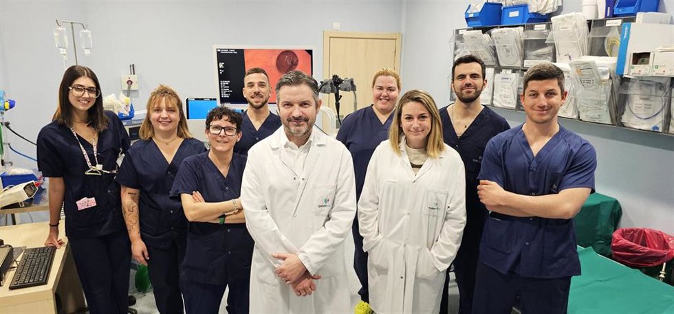El doctor Casais y equipo de Digestivo Colonoscopia de Quirónsalud Málaga.