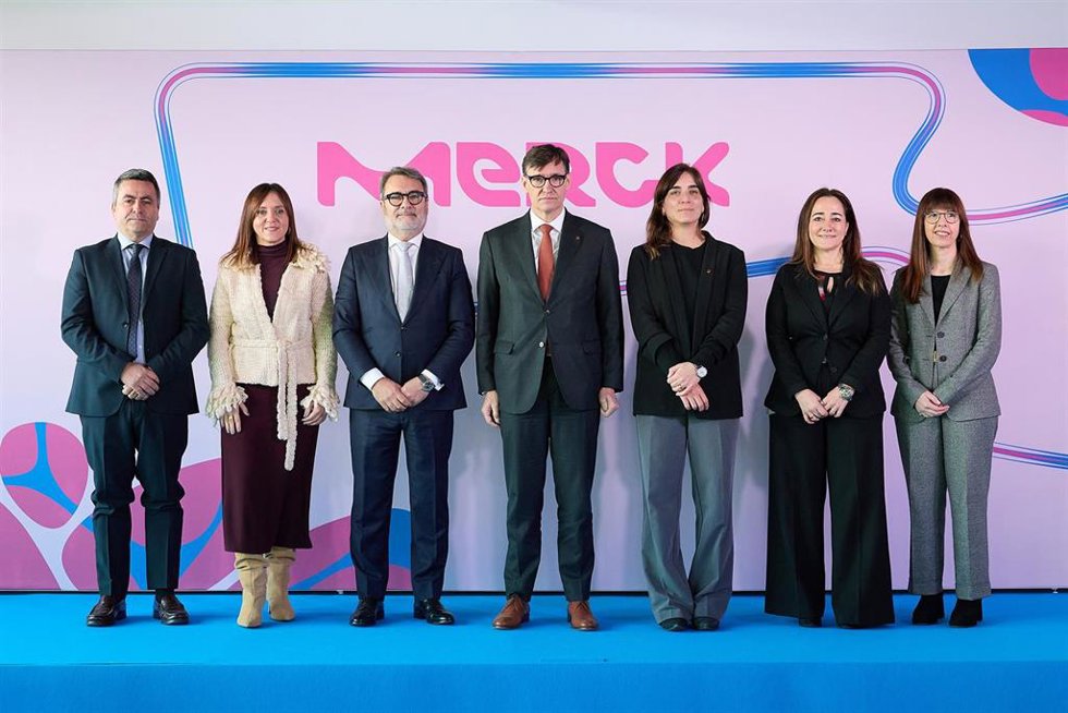 Representantes de Merck y de la Generalitat en la visita a las instalaciones de la empresa en Mollet del Valls (Barcelona) este jueves