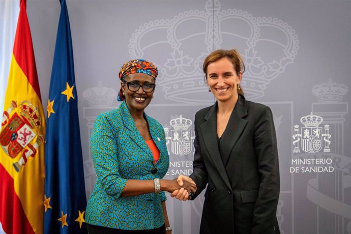 Archivo - Imagen de archivo de la ministra de Sanidad, Mónica García, y la directora ejecutiva de ONUSIDA, Winnie Byanyima.