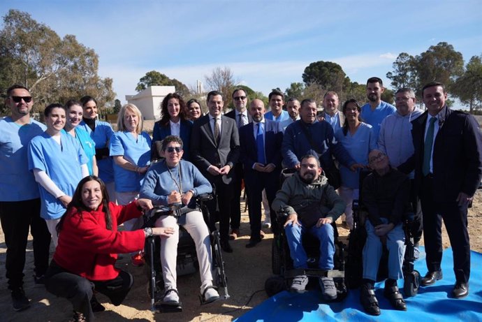 El presidente de la Junta de Andalucía, Juanma Moreno, durante su visita a las obras de la nueva residencia hogar de la FAAM.