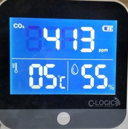 Termómetro en un centro educativo