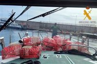 Intervenidas 74 nasas de pesca con riesgo para la navegación y la fauna marina en una playa de Almería