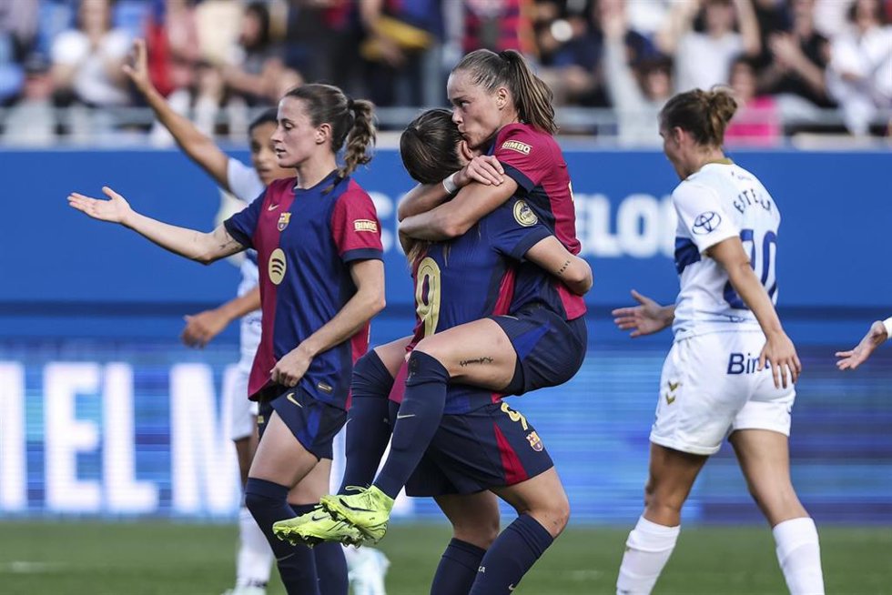 Archivo - Las jugadoras del FC Barcelona celebran un gol, en la Liga F 24-25