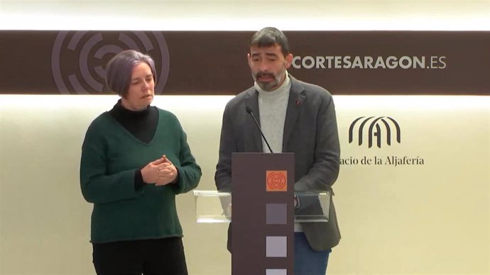 El diputado de IU, Álvaro Sanz, y la responsable de Derechos Sociales y Feminismo de IU Aragón, Marga Deyá, este jueves en la sala de prensa de las Cortes.