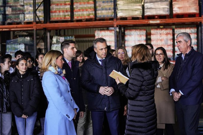 El consejero de Educación, Ciencia y Universidades, Emilio Viciana, y el de Medio Ambiente, Agricultura e Interior, Carlos Novillo, asisten a uno de los talleres sobre separación de residuos en grandes superficies, el 16 de enero de 2025, en  Alcobendas,