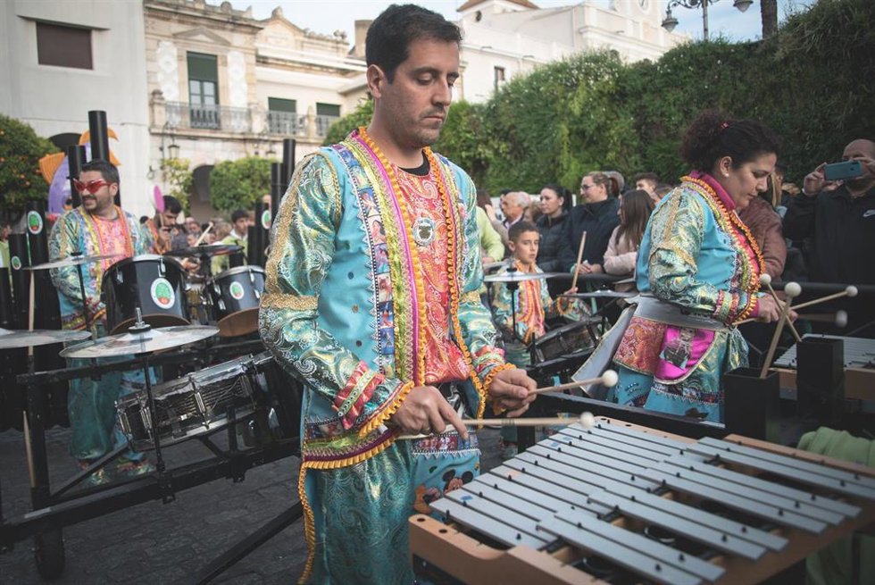 Archivo - Danzarines Emeritenses en desfile por la Plaza de España de Mérida