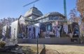 El Palacio de Cristal continúa su exhibición pública con la lona 'Gran friso', pese a las obras de restauración