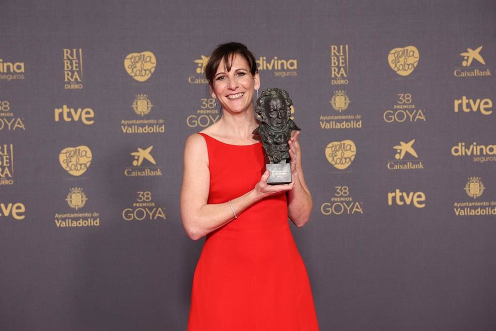 Archivo - La actriz Malena Alterio posa con el Goya a Mejor Actriz Protagonista por su trabajo en 'Que nadie duerma', durante la gala de la 38 edición de los Premios Goya.