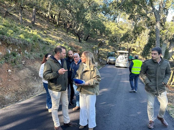 La diputada de Fomento e Infraestructuras, Nieves Atencia, ha visitado este jueves y, junto al alcalde de Cortes de la Frontera, José Antonio Zurera, las obras, adjudicadas a la empresa Canteras de Almargen SL para mejorar el camino.