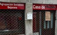Aparecen carteles con inusltos en la sede del PSOE de Béjar