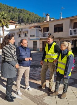 Ana Mata (i) en la visita a Torres de Albanchez.