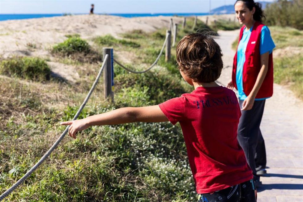 Archivo - Naturaula a la platja de Gav durant un diumenge amb activitats a les platges metropolitanes.