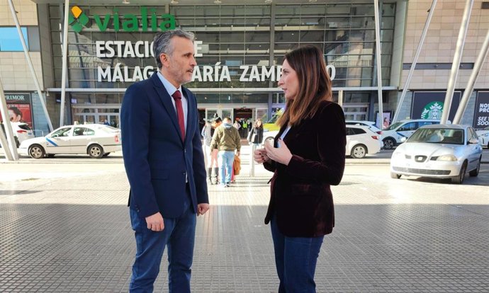 Los diputados socialistas en el Congreso, Marinieves Ramírez e Ignacio López han destacado en rueda de prensa que el Gobierno de Pedro Sánchez "está poniendo los pilares de las nuevas infraestructuras de transporte de la provincia"