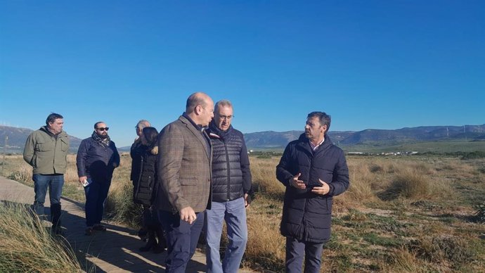 El subdelegado de la Junta de Andalucía en el Campo de Gibraltar, Javier Ros, junto al delegado territorial de Sostenibilidad, Óscar Curtido, y el alcalde de Tarifa, José Santos, en una visita a la pasarela de Los Lances