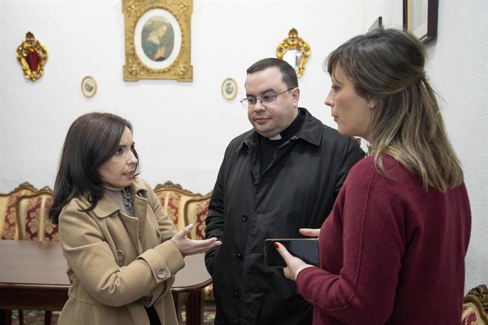 La delegada de Servicios Sociales de la institución provincial y presidenta del IPBS, Irene Aguilera (izda.), en su visita a Priego.