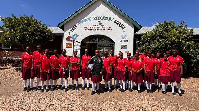 Escolares de Tanzania que han recibido material por parte de la RFEF.