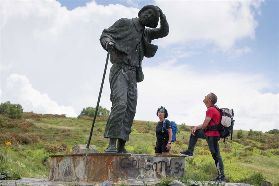 Archivo - Dos peregrinos bilbaínos observan la estatua al peregrino en el Alto do San Roque por donde transcurre el Camino de Santiago francés, a 16 de junio de 2021, en Lugo, Galicia (España). Desde que ha terminado el último estado de alarma impuesto 