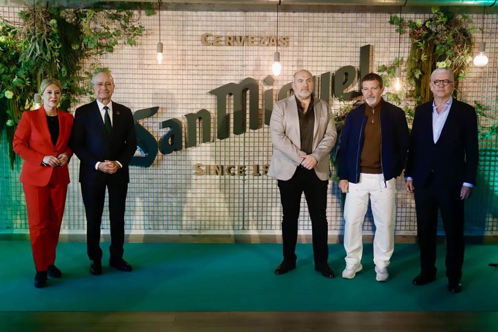 La consejera de Economía y portavoz de la Junta, Carolina España y el alcalde de Málaga, Francisco de la Torre, junto a Antonio Banderas y Domingo Merlín (Sohrlin Andalucía) y el director general de Mahou San Miguel, Alberto Rodríguez-Toquero.
