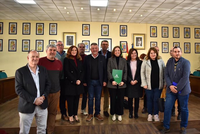 La delegada de la Junta en Málaga ha mantenido un encuentro con los alcaldes de los municipios de la Axarquía más afectados por las danas para informarles de los avances y tramitación en los arreglos de infraestructuras rurales, viarias y otras.