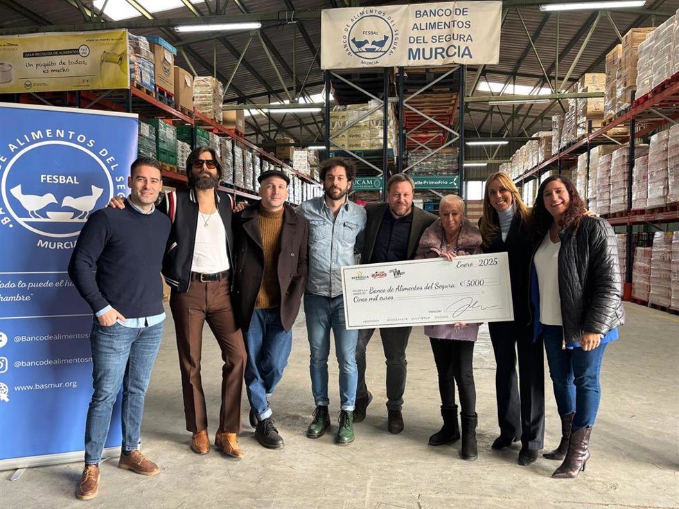 Los miembros de Viva Suecia han hecho entrega del cheque de 5.000 euros al Banco de Alimentos