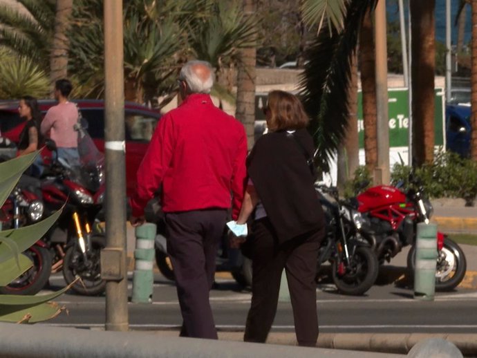 MERCHI Y SU PAREJA PASEAN POR LAS INMEDIACIONES DEL HOSPITAL