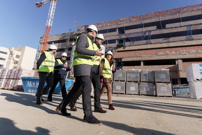 Molina (centro) y Botella (dcha.) durante la visita a las obras del nuevo edificio de Consultas Externas del Materno Infantil del Hospital Reina Sofía de Córdoba.