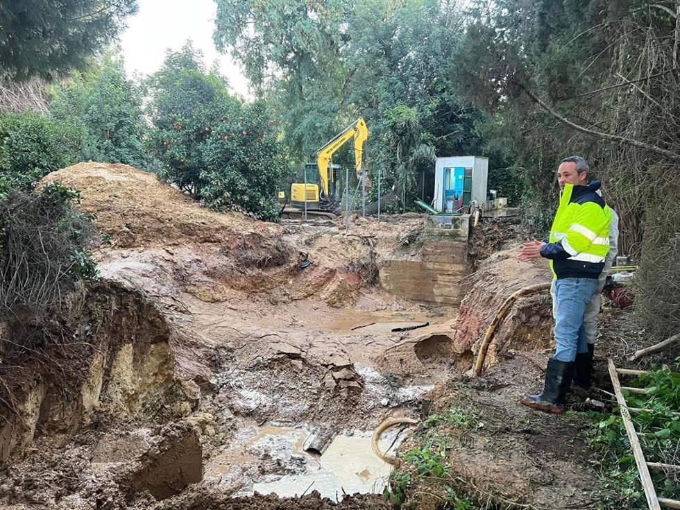 Trabajos del Consorcio de Aguas de la Zona Gaditana en una tubería del Serrallo.