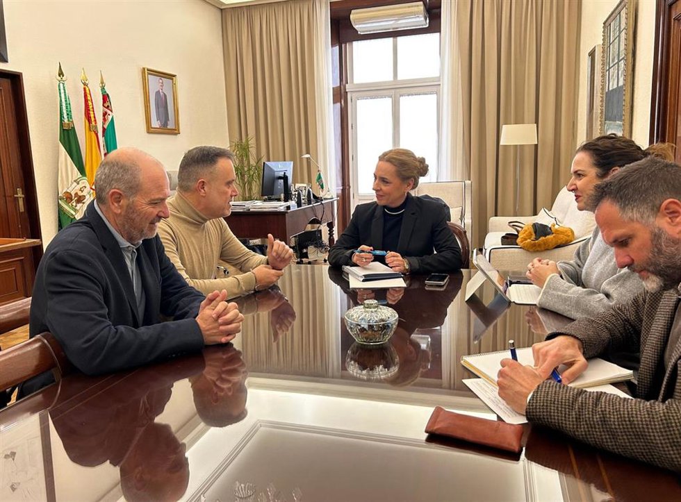 La presidenta de Diputación, Almudena Martínez, con representantes de Afanas en la Costa Noroeste.