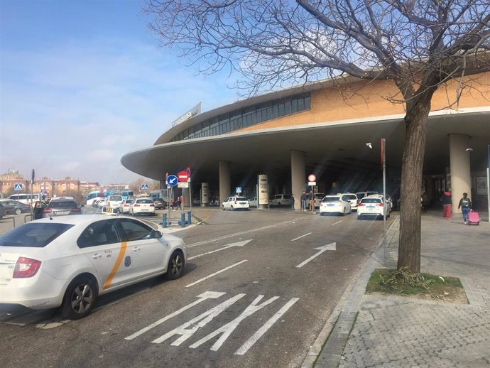 Archivo - Imagen de archivo de una parada de taxis en la Estación de Santa Justa en Sevilla.