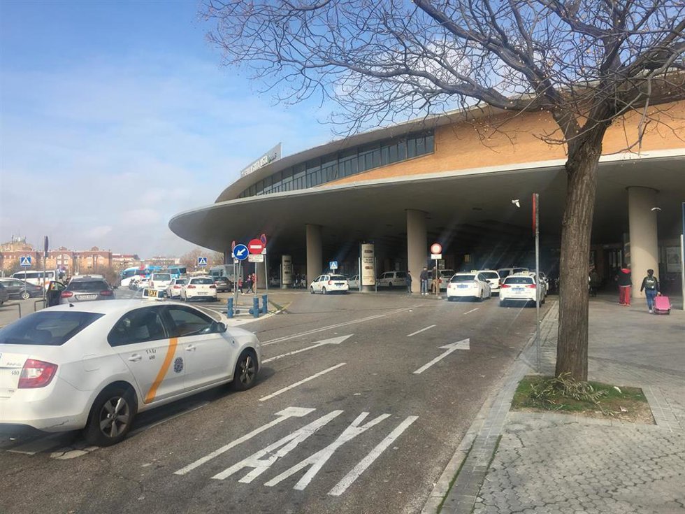 Archivo - Imagen de archivo de una parada de taxis en la Estación de Santa Justa en Sevilla.