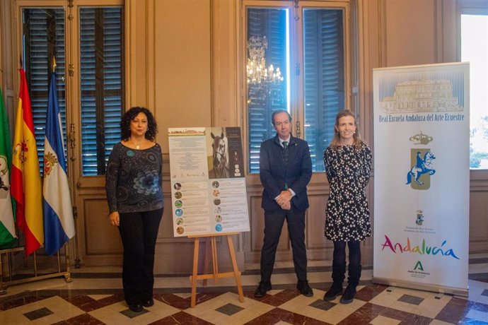 El director de la Real Escuela, Rafael Olvera, presenta un ciclo de seminarios junto a la catedrática de Producción Animal, Mercedes Valera Córdoba, y de Marina Rosales Martínez, del Vicerrectorado de Transferencia del Conocimiento de la US