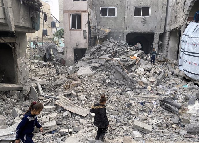 January 16, 2025, Gaza City, Gaza Strip, Palestinian Territory: People check the rubble of buildings hit in Israeli strikes the previous night in Al Daraj neighborhood in Gaza City, on January 16, 2025, following a truce announcement amid the war between 