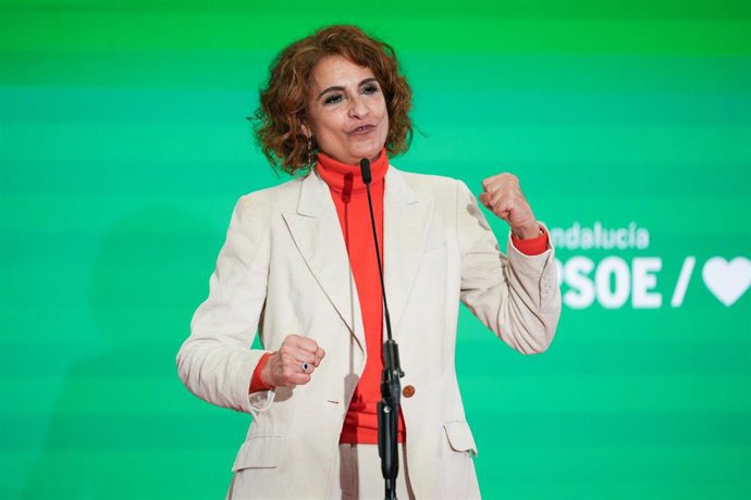 La vicepresidenta primera del Gobierno, ministra de Hacienda y vicesecretaria general del PSOE, María Jesús Montero en un acto con militantes en Sevilla