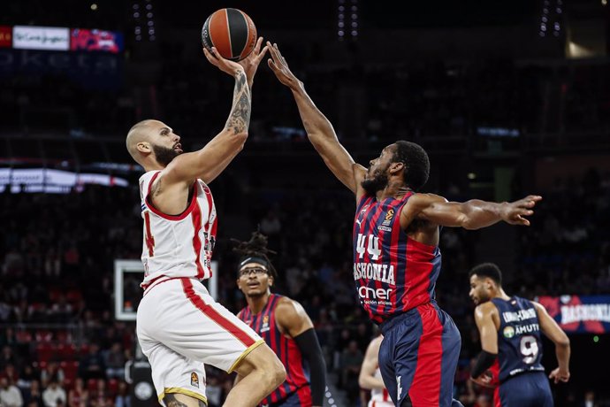 Evan Fournier of Olympiacos Piraeus and Kamar Baldwin of Baskonia Vitoria-Gasteiz in action during the Turkish Airlines EuroLeague Regular Season Round 21 match between Baskonia Vitoria-Gasteiz and Olympiacos Piraeus at Fernando Buesa Arena on January 14,