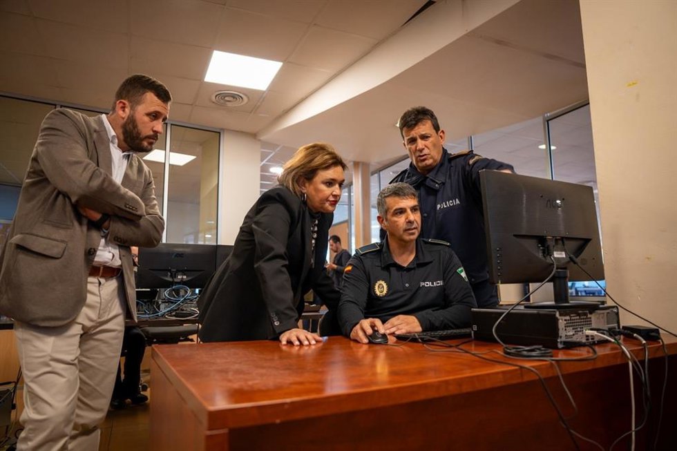 La alcaldesa de Torremolinos, Margarita del Cid, acompañada por el concejal de Seguridad Ciudadana, Cristóbal Molina, y el Inspector Jefe de la Policía Local, José Antonio Olmeda, ha inaugurado este jueves el Centro de Control y Emergencias.